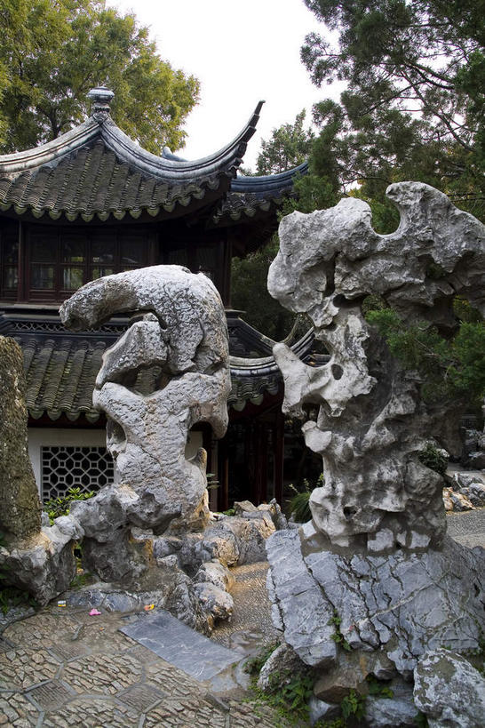 无人,家,竖图,室外,白天,正面,旅游,度假,石头,名胜古迹,山,植物,标志建筑,地标,建筑,中国,亚洲,阴影,遗迹,艺术,光线,石子,瓦片,影子,手工艺品,房屋,屋顶,屋檐,屋子,山峰,山峦,顶棚,古迹,文化,文物,娱乐,建设,古建筑,江苏,苏州,楼房,檐,住宅,树,树木,绿色,天空,阳光,自然,工艺品,天,享受,休闲,假山,旅游胜地,放松,生长,成长,高雅,古文明,东亚,江苏省,苏州市,中华人民共和国,华东地区,苏,自信心,品位,阊门,姑苏区,留园,石块,岩石,彩图,房子,小山,姑苏,吴门