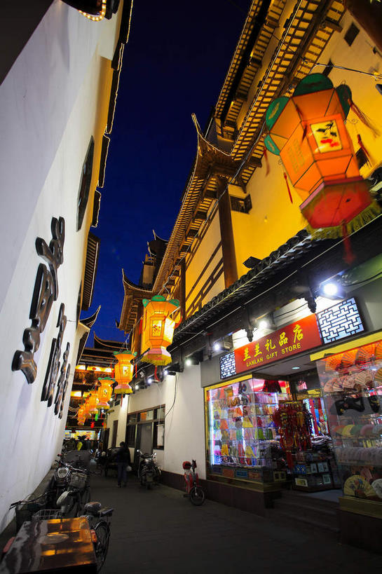 无人,商店,竖图,室外,夜晚,仰视,旅游,度假,标志建筑,道路,地标,建筑,路,照明,上海,中国,亚洲,阴影,光线,灯笼,影子,纸灯笼,小路,灯光,交通,娱乐,建设,商铺,一个,红色,灯具,药店,享受,休闲,旅游胜地,放松,药房,药铺,单个,照亮,申,照明设备,中药房,黄浦区,东亚,上海市,中华人民共和国,沪,华东地区,童涵春堂,市肆,商号,彩图,低角度拍摄,店铺