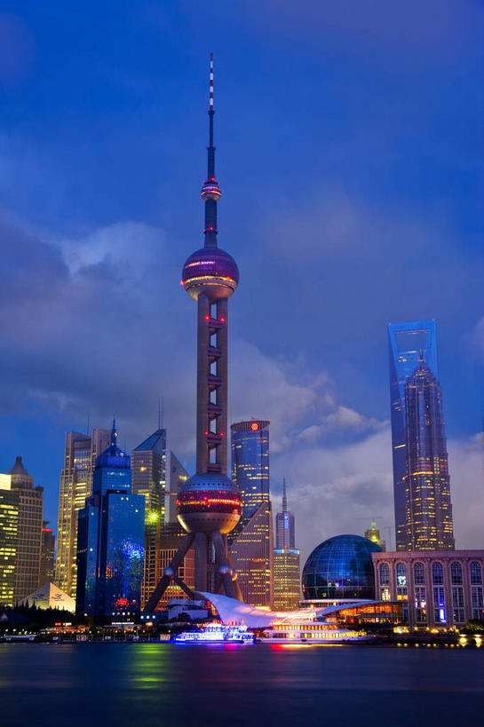 无人,家,高楼大厦,竖图,室外,夜晚,正面,度假,河流,美景,水,植物,城市风光,标志建筑,城市,大厦,地标,建筑,摩天大楼,夜景,上海,中国,亚洲,阴影,光线,影子,房屋,屋子,河水,景观,水流,建筑群,塔,灯光,娱乐,建设,东方明珠,黄浦江,金茂大厦,浦东,楼房,住宅,树,树木,绿色,自然,享受,休闲,景色,放松,环球金融中心,生长,成长,申,电视塔,国际会展中心,金融中心,陆家嘴,陆家嘴金融贸易区,浦东新区,上海环球金融中心,东亚,东方明珠广播电视塔,东方明珠电视塔,上海市,中华人民共和国,沪,华东地区,金茂大楼,环球金融中心大厦,彩图,房子,大楼,高层建筑,高楼,摩天楼,春申江,东方明珠塔,上海国际会展中心