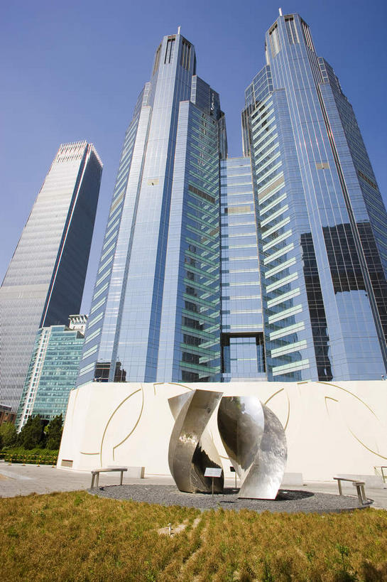 无人,高楼大厦,竖图,室外,白天,仰视,旅游,度假,草地,草坪,植物,窗户,落地窗,标志建筑,大厦,地标,建筑,摩天大楼,北京,中国,亚洲,一排,许多,阴影,整齐,并列,并排,光线,影子,云,云朵,首都,很多,云彩,娱乐,建设,玻璃窗,草,排列,蓝色,绿色,白云,蓝天,天空,阳光,天,享受,休闲,旅游胜地,放松,晴朗,队列,平行,玻璃幕墙,东亚,中华人民共和国,北京市,京,北平,华北地区,朝阳区,晴空,彩图,低角度拍摄,大楼,高层建筑,高楼,摩天楼,嘉里中心,光华路