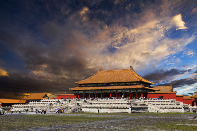 无人,故宫,宫殿,栏杆,横图,室外,白天,仰视,旅游,度假,草地,草坪,名胜古迹,日落,植物,楼梯,标志建筑,地标,建筑,北京,中国,亚洲,遗迹,扶手,瓦片,阶梯,屋顶,屋檐,晚霞,霞光,落日,褐色,首都,顶棚,古迹,文物,娱乐,建设,古建筑,护栏,檐,台阶,草,绿色,黄昏,紫禁城,享受,休闲,旅游胜地,彩霞,放松,宫廷,权利,古文明,东亚,中华人民共和国,北京市,京,北平,华北地区,北京故宫博物院,王宫,太和殿,夕照,薄暮,夕阳,彩图,低角度拍摄,傍晚,皇宫,奉天殿,斜阳