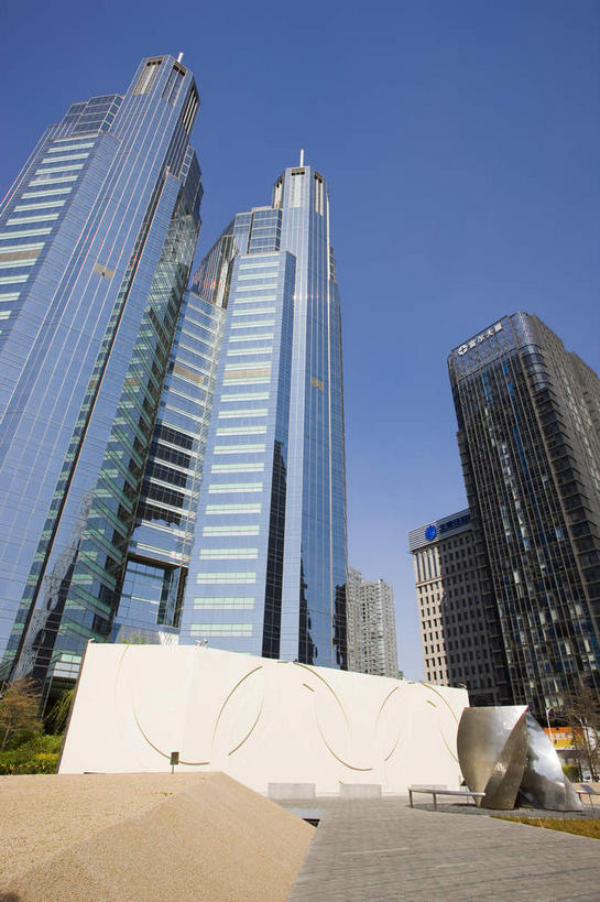 无人,高楼大厦,竖图,室外,白天,仰视,旅游,度假,草地,草坪,植物,窗户,落地窗,标志建筑,大厦,地标,建筑,摩天大楼,北京,中国,亚洲,一排,许多,阴影,整齐,并列,并排,光线,影子,云,云朵,首都,很多,云彩,娱乐,建设,玻璃窗,草,排列,蓝色,绿色,白云,蓝天,天空,阳光,天,享受,休闲,旅游胜地,放松,晴朗,队列,平行,玻璃幕墙,东亚,中华人民共和国,北京市,京,北平,华北地区,朝阳区,晴空,彩图,低角度拍摄,大楼,高层建筑,高楼,摩天楼,嘉里中心,光华路