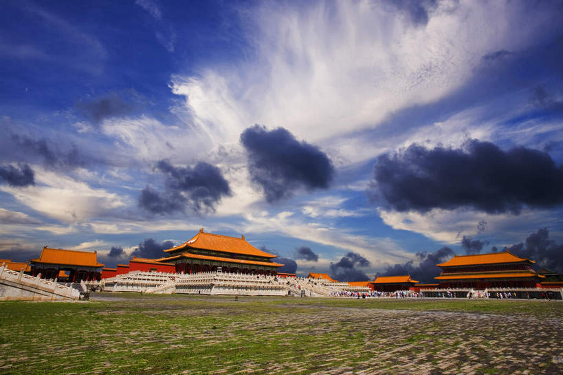 无人,故宫,宫殿,栏杆,横图,室外,白天,正面,旅游,度假,草地,草坪,名胜古迹,植物,楼梯,标志建筑,地标,建筑,北京,中国,亚洲,遗迹,扶手,瓦片,阶梯,屋顶,屋檐,乌云,云,阴天,云朵,褐色,首都,云彩,顶棚,古迹,文物,娱乐,建设,古建筑,护栏,檐,台阶,草,绿色,天空,紫禁城,天,享受,休闲,旅游胜地,放松,宫廷,昏暗,权利,阴沉,古文明,东亚,中华人民共和国,北京市,京,北平,华北地区,北京故宫博物院,王宫,太和殿,彩图,皇宫,奉天殿