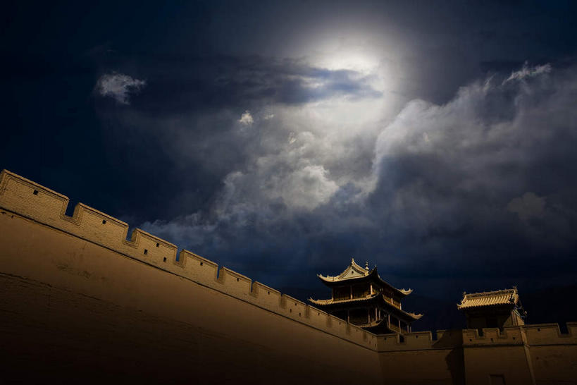 无人,栏杆,横图,室内,白天,仰视,旅游,度假,数码,科技,标志建筑,地标,建筑,长城,中国,亚洲,阴影,网络,瓦片,墙,屋檐,乌云,云,阴天,云朵,围栏,高光,几何,计算机图形,合成,云彩,娱乐,建设,城墙,护栏,檐,墙壁,墙面,天空,天,享受,休闲,旅游胜地,放松,城楼,坚硬,电脑合成图,数码合成图,昏暗,阴沉,合成图,万里长城,防御,东亚,甘肃,甘肃省,嘉峪关,中华人民共和国,写实,具体,具象,门楼,西北地区,甘,嘉峪关市,坚固,彩图,低角度拍摄,飞檐,嘉峪关长城