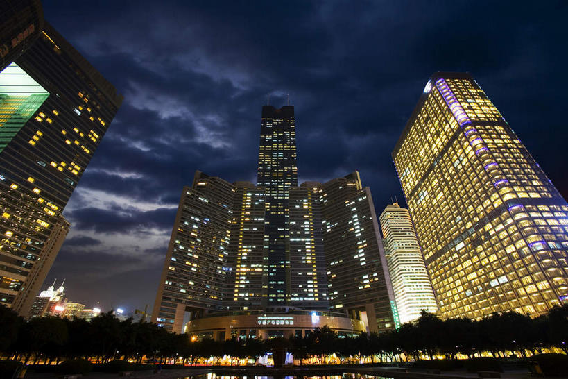 无人,高楼大厦,横图,室外,夜晚,仰视,度假,美景,植物,窗户,落地窗,城市风光,城市,大厦,建筑,摩天大楼,夜景,广州,中国,亚洲,一排,许多,阴影,整齐,并列,并排,光线,影子,景观,灯光,很多,娱乐,玻璃窗,树,树木,排列,绿色,白云,自然,享受,休闲,景色,放松,生长,成长,队列,平行,玻璃幕墙,东亚,广东,广东省,中华人民共和国,华南地区,省会,广州市,粤,彩图,低角度拍摄,大楼,高层建筑,高楼,摩天楼,白云区