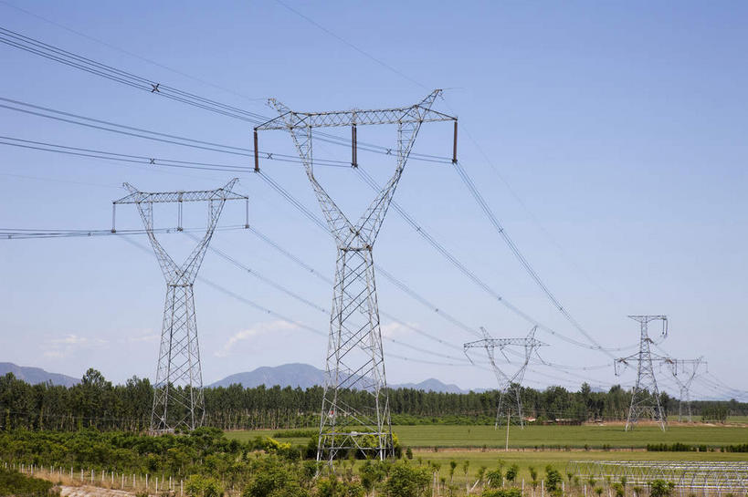 无人,栏杆,横图,室外,白天,正面,度假,草地,草坪,美景,植物,城市风光,城市,道路,路,公路,北京,中国,亚洲,阴影,电力,光线,钢材,电缆,电线,线,影子,支架,景观,围栏,分界线,电能,停车线,交通,线路,娱乐,电塔,护栏,草,树,树木,蓝色,绿色,蓝天,天空,阳光,自然,天,享受,休闲,景色,放松,生长,能源,晴朗,成长,电,车行道,车行道分界线,支撑,电源,电源线,资源,标线,供电设备,能量,东亚,车行线,高压电塔,高压输电线,万里无云,中华人民共和国,北京市,京,北平,华北地区,河北,河北省,冀,高压电线塔,高压塔,承德,承德市,晴空,晴空万里,马路,彩图,输电铁塔,输电塔,京承高速公路