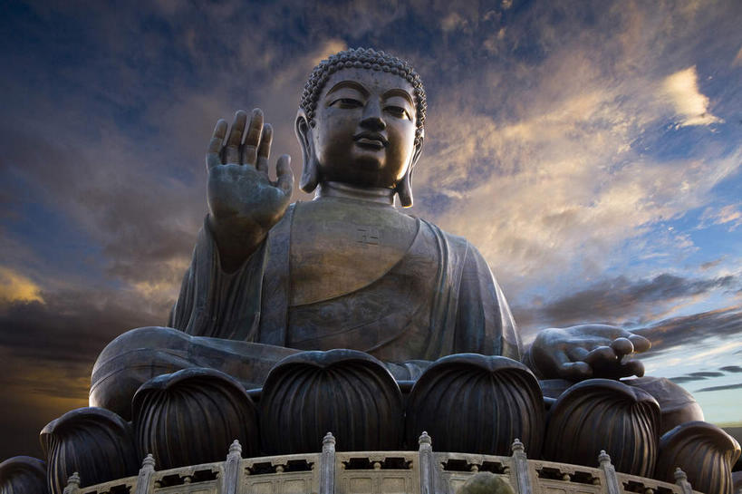 东方人,一个人,无人,栏杆,坐,盘腿,横图,室外,白天,仰视,旅游,度假,名胜古迹,山,山脉,标志建筑,地标,建筑,雕塑,香港,中国,亚洲,仅一个男性,仅一个人,仅一个中年男性,阴影,服装,遗迹,艺术,装饰,光线,雕刻,雕像,影子,山峰,云,云朵,围栏,山峦,云彩,黄种人,古迹,文物,娱乐,建设,古建筑,护栏,一个,衣服,蓝色,白云,蓝天,天空,阳光,工艺品,群山,天,享受,休闲,旅游胜地,放松,服饰,晴朗,单个,纪念,美术,港,衣着,穿着,主题,陈列,佛祖,古文明,东亚,新界,佛陀,香港天坛大佛,大屿山,天坛大佛,宝莲寺,香港特别行政区,港澳台,中华人民共和国,功能,美学,衣饰,圣人,宝莲禅寺,大濠岛,荃湾区,佛教创始者,乔达摩.悉达多,如来佛祖,释迦佛,释迦牟尼,我佛如来,男人,男性,中年男性,亚洲人,晴空,盘腿而坐,盘膝,盘着腿的,盘着腿坐,双腿交叉,坐着,彩图,低角度拍摄,全身