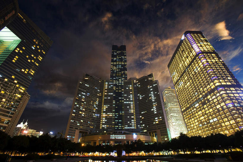 无人,高楼大厦,横图,室外,夜晚,仰视,度假,美景,植物,窗户,落地窗,城市风光,城市,大厦,建筑,摩天大楼,夜景,广州,中国,亚洲,一排,许多,阴影,整齐,并列,并排,光线,影子,景观,灯光,很多,娱乐,玻璃窗,树,树木,排列,绿色,白云,自然,享受,休闲,景色,放松,生长,成长,队列,平行,玻璃幕墙,东亚,广东,广东省,中华人民共和国,华南地区,省会,广州市,粤,彩图,低角度拍摄,大楼,高层建筑,高楼,摩天楼,白云区