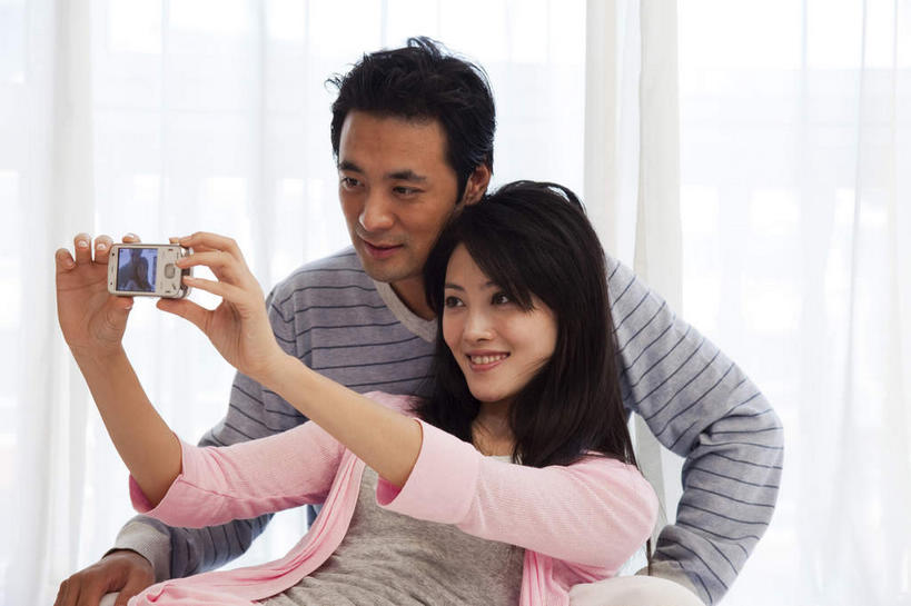 东方人,两个人,家庭,夫妻,坐,笑,打电话,微笑,露齿笑,横图,室内,白天,正面,爱情,窗户,窗帘,卧室,电话,手机,亚洲,握,条纹,服装,装饰,浪漫,拿,拿着,注视,休闲装,黄种人,通讯设备,玻璃窗,拍照,衣服,粉色,帘子,观察,看,靠,靠着,倚靠,休闲,温暖,温馨,一家人,休闲服,遮阳,恩爱,搭,握着,自拍,恋人,摄影,服饰,观看,华丽,修饰,点缀,和睦,察看,倚着,搭着,关注,一部,衬托,美观,雅致,雅观,交流,男人,男性,年轻男性,年轻女性,女人,女性,亚洲人,年轻人,夫妇,情侣,沟通,通话,坐着,半身,彩图,照相,睡房,卧房,伴侣,融洽