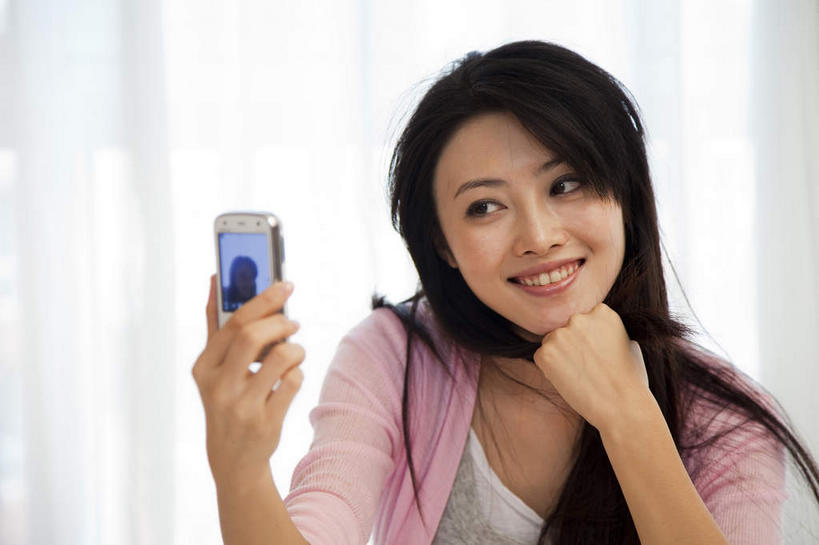 东方人,一个人,笑,打电话,微笑,露齿笑,横图,室内,白天,正面,卧室,电话,手机,亚洲,仅一个年轻女性,仅一个女性,仅一个人,撑,握,服装,朦胧,模糊,墙,拿,拿着,托腮,注视,休闲装,黄种人,通讯设备,墙壁,墙面,拍照,衣服,粉色,白色,观察,看,托,休闲,休闲服,握着,自拍,摄影,服饰,观看,察看,关注,托下巴,一部,单手托腮,交流,年轻女性,女人,女性,亚洲人,沟通,通话,半身,彩图,照相,睡房,卧房