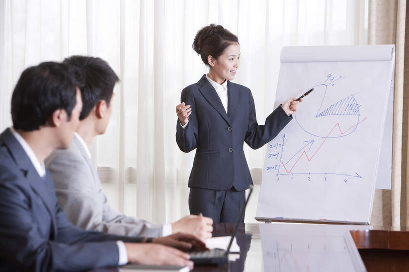 东方人,三个人,同事,商务人士,商务男性,商务女性,会议室,站,坐,笑,微笑,露齿笑,横图,室内,白天,正面,衬衫,成功,合作,团队,集体,信心,电脑,笔记本电脑,窗户,窗帘,家具,桌子,亚洲,握,套装,开会,装饰,会议,网络,笔,办公桌,会议桌,墙,办公用品,拿,拿着,扭头,注视,黄种人,通讯设备,队伍,玻璃窗,墙壁,墙面,文具,帘子,记号笔,学习用品,观察,看,站着,转头,会议厅,遮阳,握着,摆臂,观看,华丽,修饰,马克笔,麦克笔,文具用品,点缀,察看,无线,领导,成就,关注,通信设备,商务装,无线网络,合伙,领袖,无线上网,便携式电脑,工薪阶层,办公家具,衬托,美观,雅致,雅观,手提电脑,男人,男性,年轻男性,年轻女性,女人,女性,中年男性,亚洲人,白领,上班族,站立,坐着,半身,彩图,衬衣