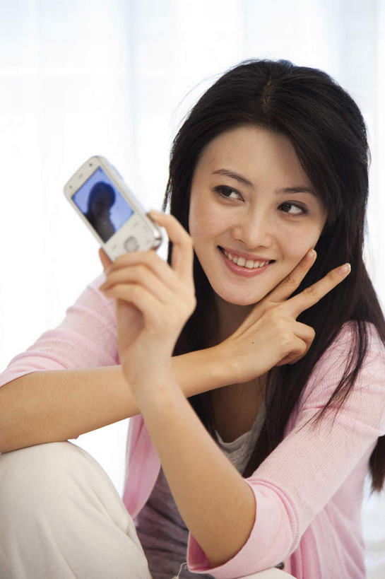 东方人,一个人,坐,笑,打电话,微笑,露齿笑,竖图,室内,白天,正面,快乐,兴奋,骄傲,成功,胜利,床,卧室,电话,手机,亚洲,仅一个年轻女性,仅一个女性,仅一个人,握,服装,双人床,床单,拿,拿着,注视,休闲装,黄种人,通讯设备,被子,拍照,衣服,观察,看,手势,休闲,休闲服,自信,握着,自拍,摄影,服饰,观看,察看,被单,关注,一部,交流,年轻女性,女人,女性,亚洲人,沟通,通话,坐着,半身,彩图,欢乐,开心,照相,睡房,卧房,打手势