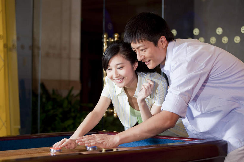 东方人,两个人,家庭,夫妻,站,笑,微笑,露齿笑,横图,室内,白天,正面,衬衫,爱情,植物,亚洲,弯腰,握,阴影,服装,朦胧,模糊,光线,盆栽,影子,墙,灯光,盆景,浪漫,拿,拿着,注视,休闲装,黄种人,运动器械,墙壁,墙面,衣服,绿色,自然,观察,看,站着,休闲,温暖,温馨,一家人,休闲服,健身器械,恩爱,握着,恋人,服饰,生长,成长,观看,和睦,察看,关注,健身器材,沙狐球,弯身,沙壶球,男人,男性,年轻男性,年轻女性,女人,女性,亚洲人,年轻人,夫妇,情侣,站立,半身,彩图,衬衣,伴侣,融洽,运动器材