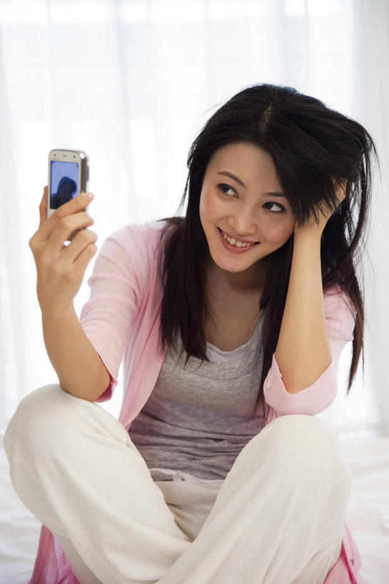 东方人,一个人,坐,笑,打电话,微笑,露齿笑,竖图,室内,白天,正面,窗帘,卧室,电话,手机,亚洲,仅一个年轻女性,仅一个女性,仅一个人,握,服装,装饰,拿,拿着,注视,休闲装,黄种人,通讯设备,拍照,衣服,帘子,观察,看,休闲,休闲服,遮阳,握着,自拍,摄影,服饰,观看,华丽,修饰,点缀,察看,关注,一部,衬托,美观,雅致,雅观,交流,年轻女性,女人,女性,亚洲人,沟通,通话,坐着,半身,彩图,照相,睡房,卧房