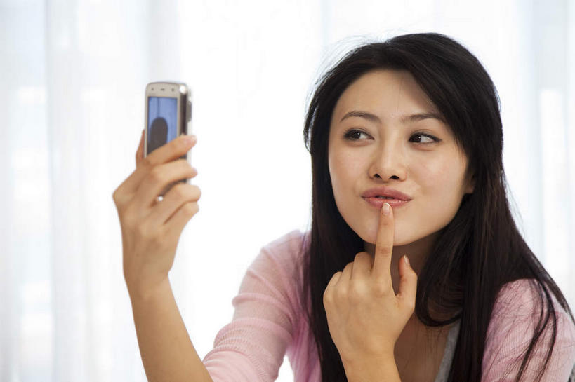 东方人,一个人,坐,笑,摸,打电话,微笑,横图,室内,白天,正面,窗帘,卧室,电话,手机,亚洲,仅一个年轻女性,仅一个女性,仅一个人,抚摸,握,服装,装饰,拿,拿着,注视,休闲装,黄种人,通讯设备,拍照,衣服,帘子,观察,看,休闲,休闲服,遮阳,握着,自拍,摄影,服饰,观看,华丽,修饰,点缀,察看,关注,一部,衬托,美观,雅致,雅观,交流,年轻女性,女人,女性,亚洲人,触摸,沟通,接触,通话,坐着,半身,彩图,照相,睡房,卧房