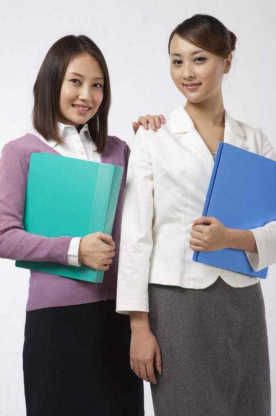 东方人,两个人,商务人士,商务女性,站,笑,微笑,露齿笑,竖图,室内,白天,正面,裙子,亚洲,握,灰色背景,套装,材料,档案,文件,纸,记事本,注视,黄种人,蓝色,绿色,本子,笔记本,手稿,资料,观察,看,站着,搭,握着,短裙,摄影,影棚,观看,半身裙,证明,察看,搭着,关注,摄影棚,文档,商务装,工薪阶层,活页本,便签本,活页夹,年轻女性,女人,女性,亚洲人,白领,上班族,站立,半身,彩图,影棚拍摄,拍摄,日记本,活页夹记事本