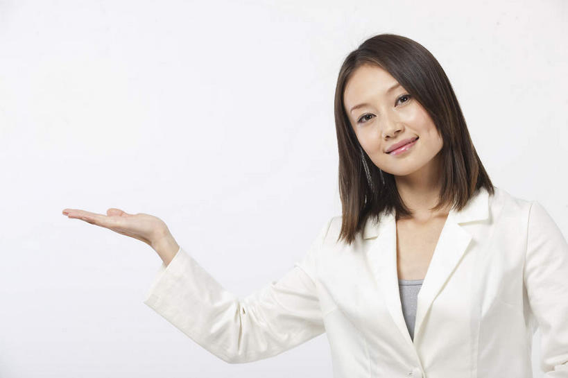 东方人,一个人,商务人士,商务女性,站,笑,微笑,横图,室内,白天,正面,亚洲,仅一个年轻女性,仅一个女性,仅一个人,灰色背景,套装,欢迎,注视,黄种人,白色,观察,看,站着,摄影,影棚,观看,察看,关注,摄影棚,商务装,工薪阶层,年轻女性,女人,女性,亚洲人,白领,上班族,站立,半身,彩图,影棚拍摄,拍摄