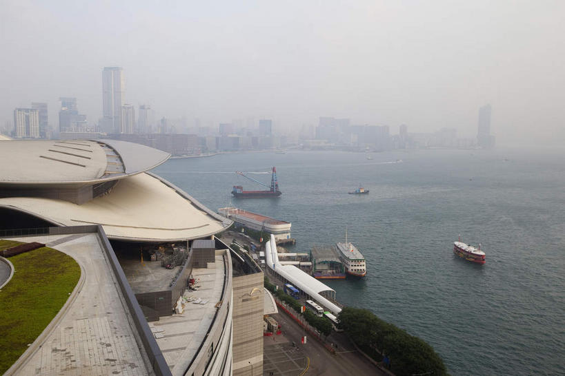 无人,高楼大厦,横图,俯视,室外,白天,度假,草地,草坪,海浪,海洋,美景,植物,城市风光,标志建筑,城市,大厦,地标,建筑,摩天大楼,船,香港,中国,亚洲,停靠,景观,浪花,建筑群,娱乐,建设,游轮,游船,草,树,树木,维多利亚港,绿色,天空,自然,海水,交通工具,邮轮,天,享受,休闲,景色,放松,生长,成长,港,停泊,载具,海景,东亚,维多利亚湾,香港会议展览中心,湾仔,香港岛,香港特别行政区,港澳台,中华人民共和国,旅游船,湾仔区,港岛,维港,大海,风浪,海,海水的波动,近岸浪,涌浪,彩图,高角度拍摄,大楼,高层建筑,高楼,摩天楼,香港国际会展中心