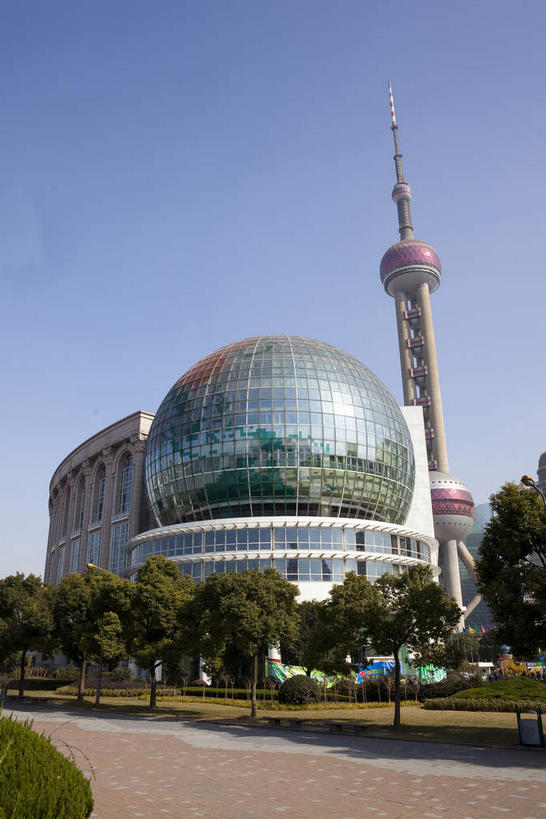 无人,高楼大厦,竖图,室外,白天,仰视,度假,草地,草坪,美景,植物,城市风光,标志建筑,城市,大厦,道路,地标,建筑,路,摩天大楼,上海,中国,亚洲,阴影,光线,影子,景观,小路,交通,娱乐,建设,东方明珠,浦东,草,树,树木,蓝色,绿色,蓝天,天空,阳光,自然,天,享受,休闲,景色,放松,生长,晴朗,成长,申,电视塔,金融中心,陆家嘴,陆家嘴金融贸易区,浦东新区,东亚,东方明珠广播电视塔,东方明珠电视塔,滨江大道,上海国际会议中心,上海市,万里无云,中华人民共和国,沪,华东地区,晴空,晴空万里,彩图,低角度拍摄,大楼,高层建筑,高楼,摩天楼,东方明珠塔