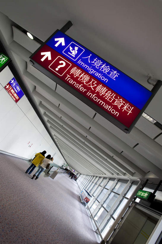 东方人,两个人,机场,走,竖图,室内,白天,仰视,窗户,落地窗,天花板,飞机场,香港,中国,亚洲,行人,服装,走道,走廊,过道,休闲装,黄种人,方向,路人,玻璃窗,箭头,衣服,休闲,休闲服,服饰,港,指向,东亚,新界,香港国际机场,大屿山,香港特别行政区,港澳台,中华人民共和国,簇,大濠岛,荃湾区,过客,香港赤鱲角国际机场,年轻女性,女人,女性,亚洲人,航空站,空港,步行,散步,走路,彩图,低角度拍摄,全身,东涌,赤鱲角,香港机场,新香港国际机场