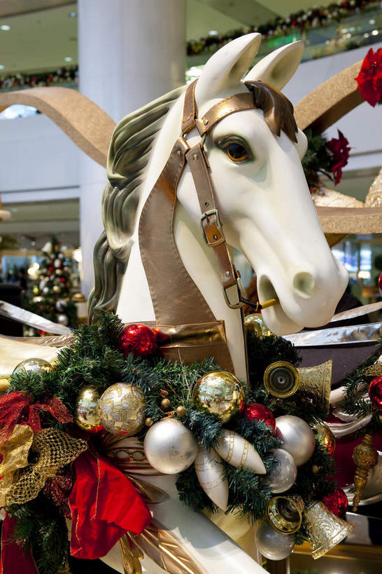 无人,商店,竖图,室内,特写,白天,正面,购物,旅游,度假,消费,标志建筑,超市,地标,建筑,商场,马,野生动物,雕塑,香港,中国,圣诞节,亚洲,节日,庆祝,艺术,装饰,雕刻,雕像,挂饰,圣诞球,文化,娱乐,建设,一匹,球,动物,工艺品,庆典,享受,休闲,球体,旅游胜地,放松,金融,运输,百货,牲畜,纪念,华丽,修饰,美术,点缀,港,主题,陈列,选购,贸易,百货公司,东亚,香港岛,香港特别行政区,港澳台,中华人民共和国,功能,美学,衬托,美观,雅致,雅观,血拼,港岛,中西区,半身,彩图,购物商场,购物中心,商业中心,太古广场,金钟