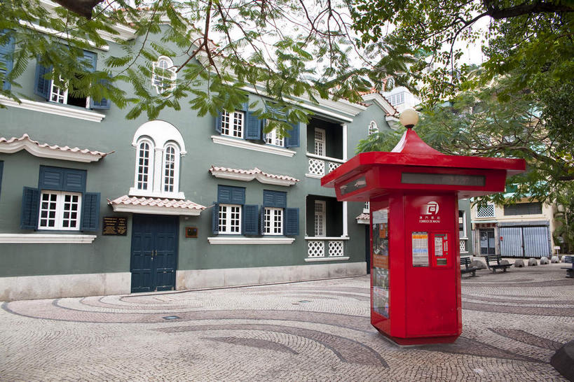 无人,家,商店,横图,室外,白天,正面,度假,美景,树林,植物,窗户,城市风光,城市,澳门,中国,亚洲,房屋,屋子,景观,书报亭,娱乐,商铺,楼房,玻璃窗,住宅,树,树木,红色,绿色,天空,自然,天,享受,休闲,景色,放松,生长,成长,东亚,报刊亭,港澳台,中华人民共和国,澳门特别行政区,澳,市肆,商号,彩图,房子,店铺,报亭