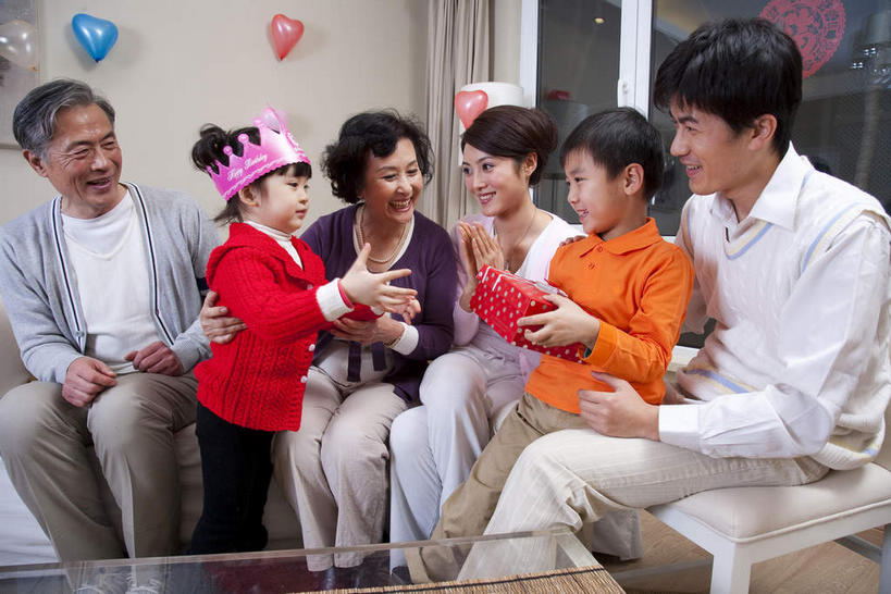 东方人,儿童,老年人,夫妻,母亲,父亲,女儿,祖母,祖父,三代同堂,客厅,站,坐,笑,微笑,露齿笑,横图,室内,白天,正面,爱情,纯洁,窗户,沙发,桌子,皇冠,礼盒,礼物,亚洲,一排,握,服装,艺术,整齐,并列,并排,木制,丝绸,丝带,纸盒,纸艺,手工艺品,墙,缎带,许多人,浪漫,茶几,注视,休闲装,黄种人,文化,祖孙三代,玻璃窗,墙壁,墙面,绸带,盒子,排列,小孩,衣服,白色,包装盒,木制品,纸制品,礼品盒,工艺品,剪纸,观察,看,站着,一群人,休闲,温暖,温馨,父女,母女,休闲服,恩爱,父爱,可爱,母爱,童年,童趣,握着,恋人,服饰,礼品,奶奶,爷爷,观看,祖孙,和睦,察看,起居室,高雅,队列,关注,平行,布艺沙发,童真,烂漫,无邪,外婆,外孙女,外祖母,外公,外祖父,外孙,窗花,外孙子,自信心,品位,剪画,刻纸,客堂,天真,老年男性,老年女性,男孩,男人,男性,年轻男性,年轻女性,女孩,女人,女性,亚洲人,孩子,年轻人,夫妇,情侣,全家福,孙女,孙子,站立,坐着,半身,彩图,伴侣,融洽,男生,女生,爸爸,多代同堂,妈妈