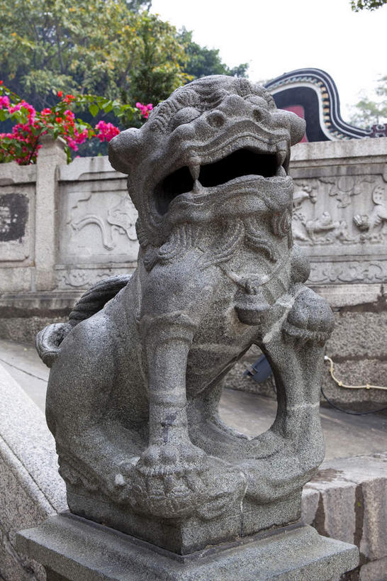 无人,竖图,室外,白天,正面,旅游,度假,名胜古迹,植物,标志建筑,地标,建筑,哺乳动物,野生动物,狮子,雕塑,澳门,中国,亚洲,一座,辟邪,遗迹,艺术,装饰,雕刻,雕像,古迹,文化,文物,娱乐,建设,古建筑,石雕,树,树木,绿色,天空,自然,动物,工艺品,石狮,天,祈祷,享受,休闲,健康,旅游胜地,放松,许愿,生长,成长,纪念,祈求,美术,主题,凶猛,陈列,古文明,东亚,妈祖阁,妈阁庙,港澳台,中华人民共和国,功能,美学,驱邪,祛邪,避邪,澳门特别行政区,澳,守护神,残暴,平安,凶残,彩图