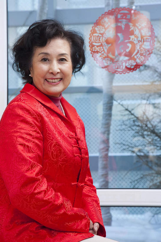 东方人,一个人,坐,笑,微笑,露齿笑,竖图,室内,白天,侧面,民族服装,窗户,春节,亚洲,仅一个女性,仅一个人,节日,庆祝,艺术,纸艺,手工艺品,扭头,注视,黄种人,文化,玻璃窗,红色,纸制品,工艺品,剪纸,观察,看,转头,庆典,仅一个老年女性,观看,纪念,察看,高雅,关注,窗花,自信心,品位,剪画,刻纸,老年女性,女人,女性,亚洲人,坐着,半身,彩图,传统服装,民俗服,唐装