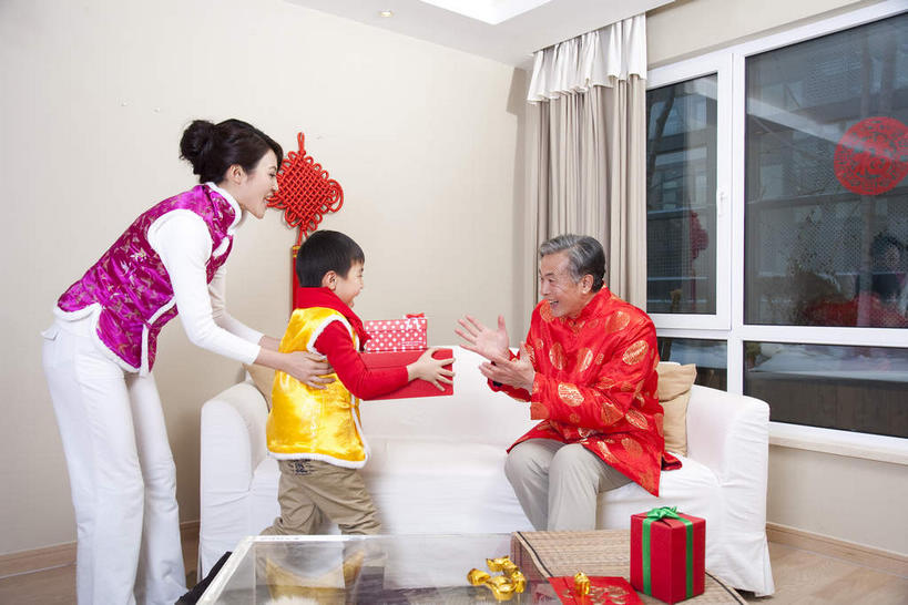 东方人,儿童,三个人,家庭,母亲,儿子,祖父,客厅,站,坐,捧,笑,微笑,横图,室内,白天,正面,民族服装,纯洁,窗户,窗帘,靠垫,沙发,桌子,礼盒,礼物,春节,亚洲,节日,庆祝,艺术,装饰,木制,丝绸,丝带,纸盒,纸艺,手工艺品,缎带,靠枕,茶几,注视,黄种人,文化,玻璃窗,相视,绸带,盒子,小孩,帘子,包装盒,木制品,围巾,纸制品,礼品盒,工艺品,剪纸,垫子,枕头,观察,看,站着,庆典,温暖,温馨,母子,一家人,面对面,遮阳,可爱,母爱,童年,童趣,礼品,爷爷,观看,纪念,祖孙,对视,华丽,修饰,点缀,和睦,察看,起居室,高雅,互视,关注,相对,布艺沙发,童真,烂漫,无邪,外公,外祖父,外孙,窗花,相看,外孙子,自信心,品位,衬托,美观,雅致,雅观,剪画,刻纸,客堂,天真,老年男性,男孩,男人,年轻女性,女人,女性,亚洲人,孩子,年轻人,孙子,端,端着,捧着,手捧,站立,坐着,半身,彩图,传统服装,民俗服,唐装,融洽,男生