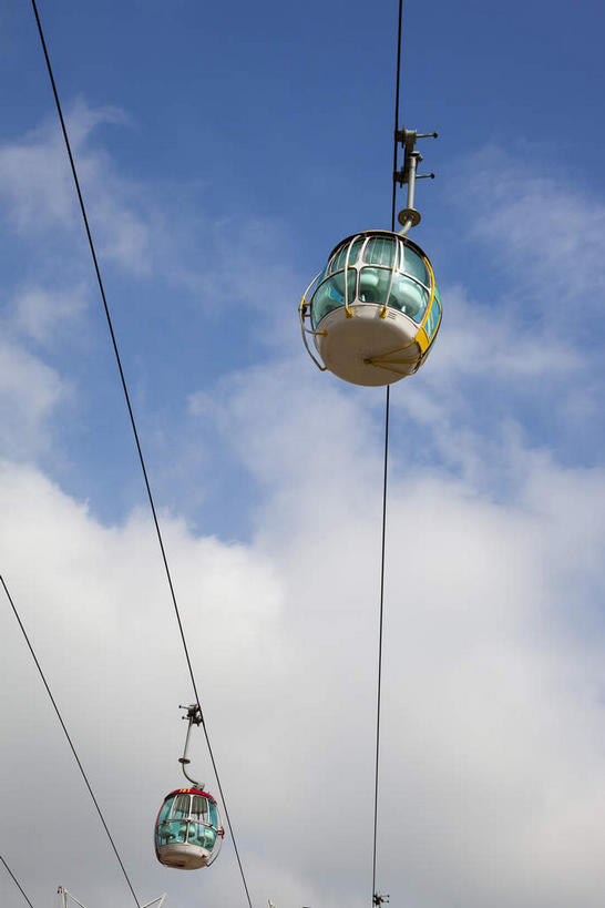 无人,竖图,室外,白天,仰视,度假,美景,城市风光,城市,香港,中国,亚洲,两辆,阴影,光线,影子,景观,云,云朵,云彩,娱乐,缆车,蓝色,白云,蓝天,天空,阳光,交通工具,天,享受,休闲,景色,放松,晴朗,港,东亚,索道,香港岛,香港特别行政区,港澳台,中华人民共和国,缆索铁路,港岛,晴空,彩图,低角度拍摄,黄竹坑,香港海洋公园