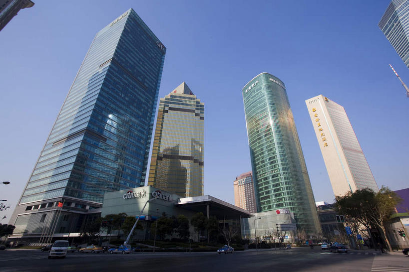 无人,高楼大厦,横图,室外,白天,仰视,度假,美景,城市风光,标志建筑,城市,大厦,道路,地标,建筑,路,摩天大楼,公路,汽车,上海,中国,亚洲,阴影,光线,影子,景观,建筑群,交通,娱乐,建设,浦东,车,蓝色,蓝天,天空,阳光,交通工具,轿车,天,享受,休闲,景色,放松,晴朗,申,载具,花旗集团大厦,陆家嘴,浦东新区,东亚,上海市,万里无云,中华人民共和国,沪,华东地区,晴空,晴空万里,马路,彩图,低角度拍摄,大楼,高层建筑,高楼,摩天楼