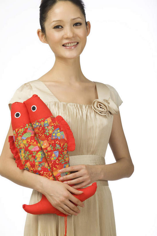 东方人,一个人,站,笑,微笑,露齿笑,竖图,室内,白天,白色背景,正面,裙子,鲤鱼,工艺美术品,亚洲,仅一个年轻女性,仅一个女性,仅一个人,两条,握,连衣裙,艺术,鱼,艺术品,注视,黄种人,水产,鱼类,红色,工艺品,观察,看,站着,握着,摄影,影棚,观看,工艺,美术,吉祥,察看,关注,摄影棚,水生动物,水生物,年年有余,美梦成真,事业有成,年轻女性,女人,女性,亚洲人,鲤子,鲤拐子,站立,半身,彩图,影棚拍摄,拍摄,淡水生物,河鲜