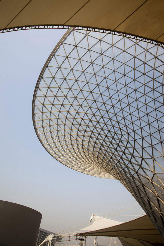 无人,竖图,室外,白天,仰视,旅游,度假,标志建筑,地标,建筑,上海,中国,亚洲,阴影,光线,影子,娱乐,建设,蓝色,蓝天,天空,阳光,天,享受,休闲,上海世博馆,世博馆,世博轴,上海世博会,世博,世博会,旅游胜地,放松,晴朗,申,东亚,世博园,阳光谷,上海市,万里无云,中华人民共和国,沪,华东地区,晴空,晴空万里,彩图,低角度拍摄