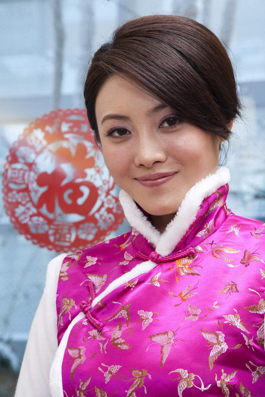 东方人,脸,头,脸颊,一个人,站,笑,微笑,竖图,室内,特写,白天,正面,民族服装,窗户,春节,亚洲,仅一个年轻女性,仅一个女性,仅一个人,节日,庆祝,艺术,纸艺,手工艺品,注视,黄种人,文化,肩膀,玻璃窗,红色,紫色,纸制品,工艺品,剪纸,观察,看,站着,庆典,观看,纪念,察看,高雅,关注,窗花,自信心,品位,剪画,刻纸,年轻女性,女人,女性,亚洲人,头部,脸部,脸蛋,面部,站立,半身,彩图,传统服装,民俗服,唐装