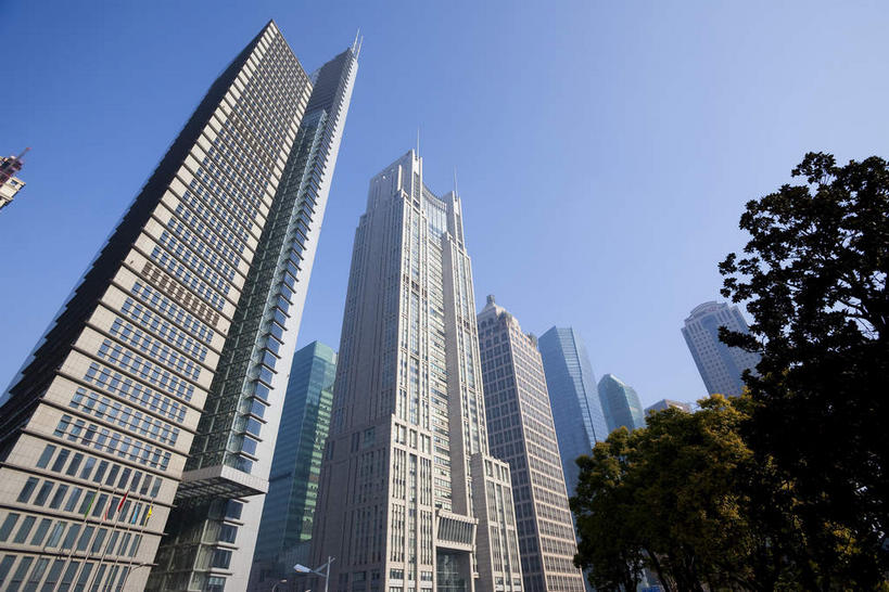 无人,银行,高楼大厦,横图,室外,白天,仰视,度假,美景,植物,城市风光,标志建筑,城市,大厦,地标,建筑,摩天大楼,阴影,光线,影子,景观,建筑群,娱乐,建设,树,树木,蓝色,绿色,蓝天,天空,阳光,自然,天,享受,休闲,景色,放松,金融,理财,生长,经济,晴朗,成长,资金,流通,贸易,万里无云,晴空,晴空万里,彩图,低角度拍摄,大楼,高层建筑,高楼,摩天楼,机构,金融机构,上海银行