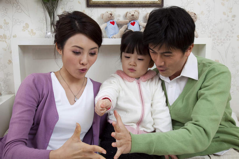 东方人,儿童,三个人,家庭,夫妻,母亲,父亲,女儿,坐,横图,室内,白天,正面,衬衫,爱情,游戏,纯洁,壁纸,玩具,亚洲,一排,服装,整齐,墙,浪漫,玩,注视,休闲装,黄种人,娱乐,墙壁,墙面,排列,小孩,衣服,绿色,紫色,低头,观察,看,休闲,温暖,温馨,父女,母女,三口之家,一家人,休闲服,恩爱,父爱,可爱,母爱,童年,童趣,益智,恋人,服饰,观看,活动,猜拳,和睦,察看,队列,发泄,关注,消遣,智力,童真,烂漫,无邪,宣泄,垂头,天真,男人,男性,年轻男性,年轻女性,女孩,女人,女性,亚洲人,孩子,年轻人,夫妇,情侣,墙纸,玩耍,嬉戏,坐着,半身,彩图,衬衣,石头剪刀布,石头剪子布,伴侣,融洽,女生