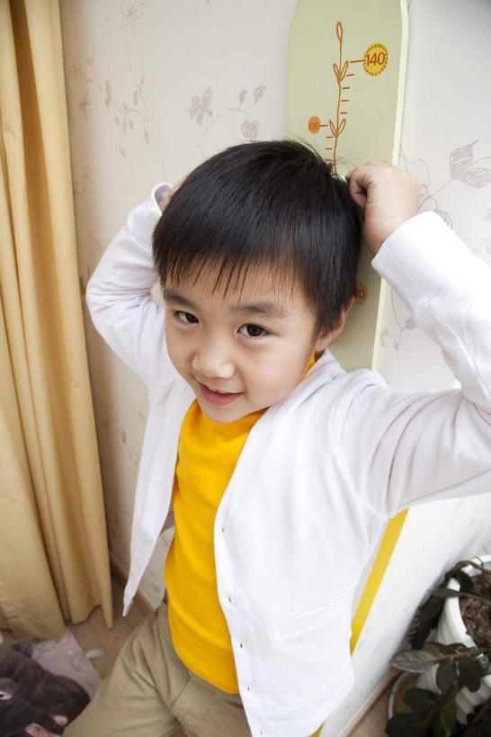 东方人,儿童,一个人,站,笑,微笑,露齿笑,竖图,俯视,室内,白天,纯洁,窗帘,亚洲,仅一个男性,仅一个人,服装,装饰,测量,刻度,墙,注视,休闲装,黄种人,墙壁,墙面,小孩,衣服,白色,帘子,尺,观察,看,靠,靠着,站着,仅一个小孩,休闲,休闲服,遮阳,可爱,童年,童趣,服饰,观看,测量工具,华丽,修饰,点缀,尺子,察看,关注,童真,烂漫,无邪,量具,量仪,衬托,美观,雅致,雅观,天真,男孩,男人,男性,亚洲人,孩子,站立,半身,彩图,高角度拍摄,身高尺,男生