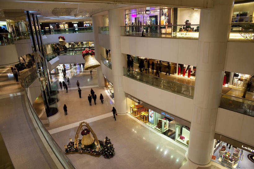 东方人,商店,站,走,横图,俯视,室内,白天,购物,旅游,度假,消费,植物,标志建筑,超市,地标,建筑,商场,香港,中国,亚洲,行人,服装,瓷砖,地砖,盆栽,走道,走廊,过道,盆景,地面,许多人,注视,休闲装,黄种人,娱乐,建设,路人,衣服,绿色,自然,观察,看,站着,一群人,享受,休闲,休闲服,旅游胜地,放松,金融,百货,服饰,生长,成长,观看,港,察看,关注,选购,贸易,百货公司,东亚,香港岛,香港特别行政区,港澳台,中华人民共和国,血拼,过客,港岛,中西区,男人,男性,年轻男性,年轻女性,女人,女性,亚洲人,步行,散步,站立,走路,彩图,高角度拍摄,全身,购物商场,购物中心,商业中心,太古广场,金钟