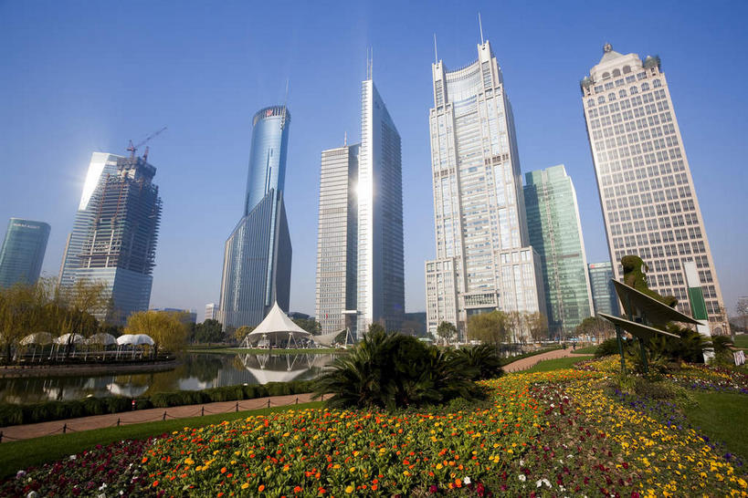 无人,高楼大厦,横图,室外,白天,仰视,度假,湖,湖泊,花海,花圃,美景,水,植物,城市风光,标志建筑,城市,大厦,地标,建筑,摩天大楼,叶子,上海,中国,亚洲,阴影,盛开,光线,伞,影子,雨伞,遮阳伞,湖面,景观,水流,水面,云,云朵,建筑群,花蕾,云彩,娱乐,阳伞,建设,浦东,花,花瓣,花朵,花卉,鲜花,中银大厦,蓝色,绿色,白云,蓝天,天空,阳光,湖水,花丛,花束,花田,天,花苞,花蕊,享受,休闲,景色,放松,晴朗,申,太阳伞,金融中心,陆家嘴,陆家嘴金融贸易区,浦东新区,东亚,上海市,中华人民共和国,沪,华东地区,交银金融大厦,晴空,彩图,低角度拍摄,大楼,高层建筑,高楼,摩天楼,上海银行大厦,上海中银大厦,黄金置地大厦