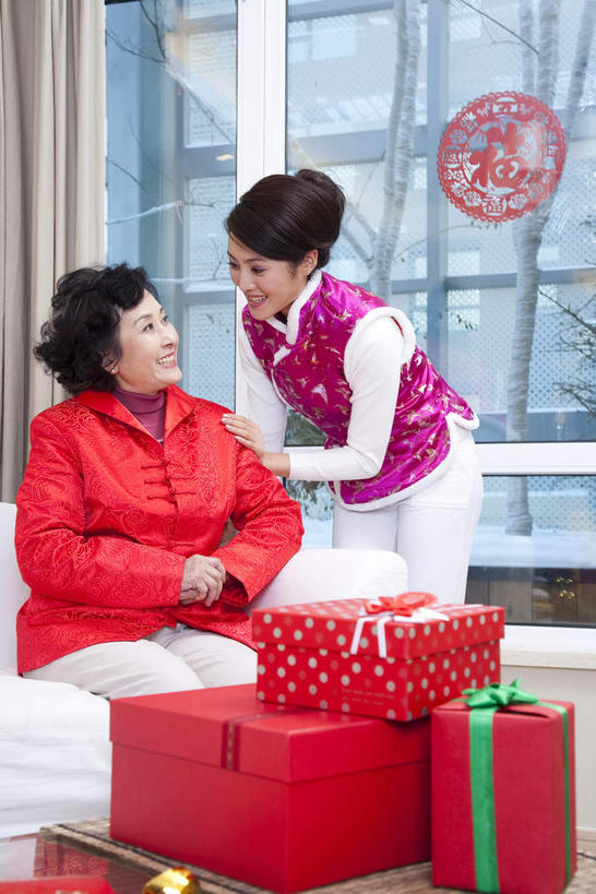 东方人,两个人,家庭,母亲,女儿,客厅,站,坐,笑,微笑,露齿笑,竖图,室内,白天,正面,民族服装,幸福,窗户,窗帘,沙发,礼盒,礼物,春节,亚洲,弯腰,节日,庆祝,艺术,装饰,标志,文字,纸盒,纸艺,字符,手工艺品,墙,注视,黄种人,文化,标识,玻璃窗,墙壁,墙面,盒子,红色,紫色,帘子,福字,包装盒,纸制品,礼品盒,工艺品,剪纸,观察,看,站着,庆典,温暖,温馨,母女,一家人,遮阳,汉字,母爱,礼品,观看,纪念,华丽,修饰,点缀,和睦,察看,起居室,高雅,关注,中国文化,中文,布艺沙发,祝愿,窗花,自信心,品位,弯身,衬托,美观,雅致,雅观,剪画,刻纸,国文,华文,福,福气,客堂,老年女性,年轻女性,女人,女性,亚洲人,站立,坐着,半身,彩图,传统服装,民俗服,福运,春节贴,福字帖,唐装,融洽,传统文化