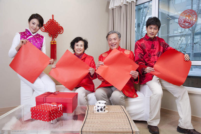 东方人,四个人,家庭,夫妻,母亲,父亲,女儿,儿子,客厅,坐,笑,微笑,露齿笑,横图,室内,白天,正面,民族服装,爱情,窗户,窗帘,沙发,桌子,礼盒,礼物,玻璃,春节,亚洲,一排,握,节日,庆祝,艺术,整齐,装饰,纸盒,纸艺,手工艺品,墙,浪漫,拿,茶几,拿着,注视,黄种人,文化,玻璃窗,墙壁,墙面,玻璃制品,盒子,排列,红色,帘子,包装盒,纸制品,礼品盒,工艺品,剪纸,中国结,观察,看,庆典,温暖,温馨,父女,父子,母女,母子,一家人,遮阳,恩爱,父爱,母爱,握着,恋人,礼品,观看,纪念,华丽,修饰,点缀,和睦,察看,起居室,高雅,队列,关注,饰物,布艺沙发,窗花,自信心,品位,衬托,美观,雅致,雅观,剪画,刻纸,客堂,老年男性,老年女性,男人,男性,年轻男性,年轻女性,女人,女性,亚洲人,夫妇,情侣,坐着,半身,彩图,传统服装,民俗服,伴侣,唐装,融洽