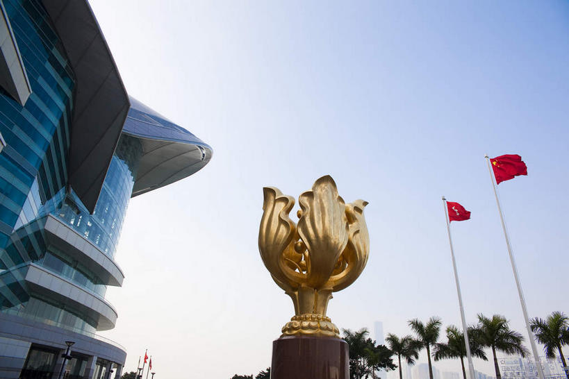 无人,横图,室外,白天,仰视,旅游,度假,美景,植物,城市风光,标志建筑,城市,地标,建筑,棕榈树,旗帜,国旗,叶子,雕塑,香港,中国,亚洲,阴影,艺术,装饰,飘扬,光线,雕刻,雕像,影子,景观,绿叶,娱乐,建设,五星红旗,树,树木,红色,蓝色,绿色,蓝天,天空,阳光,自然,工艺品,天,享受,休闲,金色,嫩叶,景色,放松,生长,晴朗,成长,纪念,飘逸,美术,港,飞扬,主题,陈列,中国国旗,东亚,棕榈叶,香港会议展览中心,湾仔,金紫荆广场,万里无云,一尊,香港岛,香港特别行政区,港澳台,中华人民共和国,功能,美学,湾仔区,金紫荆花广场,香港会展中心,香港金紫荆广场,港岛,叶,叶片,旗,晴空,晴空万里,棕树,棕榈,彩图,低角度拍摄,红地五星旗,中华人民共和国国旗,香港区旗,香港特别行政区区旗