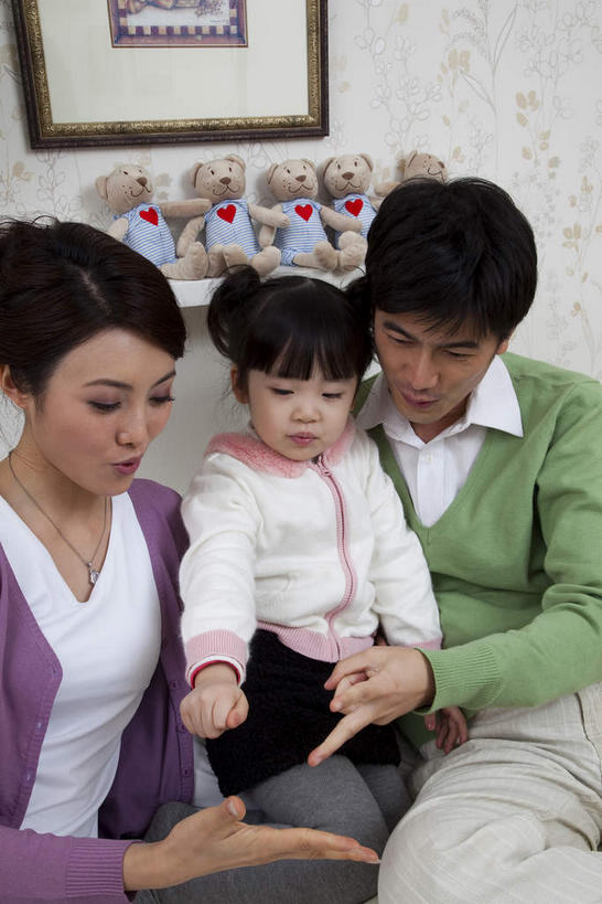 东方人,儿童,三个人,家庭,夫妻,母亲,父亲,女儿,坐,笑,微笑,竖图,室内,白天,正面,爱情,游戏,纯洁,玩具,项链,亚洲,服装,玩偶,墙,浪漫,玩,注视,休闲装,黄种人,娱乐,墙壁,墙面,装饰品,小孩,衣服,绿色,紫色,白色,饰品,首饰,低头,观察,看,休闲,温暖,温馨,父女,母女,三口之家,一家人,休闲服,恩爱,父爱,可爱,母爱,童年,童趣,益智,恋人,服饰,毛绒玩具,观看,安慰,猜拳,和睦,察看,发泄,关注,消遣,童真,烂漫,无邪,宣泄,垂头,天真,男人,男性,年轻男性,年轻女性,女孩,女人,女性,亚洲人,孩子,年轻人,夫妇,情侣,玩耍,嬉戏,坐着,半身,彩图,石头剪刀布,石头剪子布,伴侣,融洽,女生