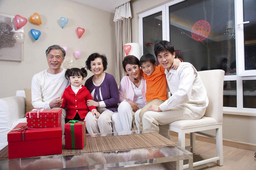 东方人,儿童,老年人,夫妻,母亲,父亲,女儿,祖母,祖父,三代同堂,客厅,站,坐,抱,笑,微笑,露齿笑,横图,室内,白天,正面,爱情,纯洁,窗户,窗帘,靠垫,沙发,桌子,礼盒,礼物,玻璃,亚洲,一堆,许多,堆叠,堆积,服装,裤子,艺术,装饰,纸盒,纸艺,手工艺品,塑料,墙,靠枕,很多,许多人,浪漫,茶几,注视,休闲裤,休闲装,黄种人,文化,祖孙三代,玻璃窗,墙壁,墙面,玻璃制品,盒子,三个,小孩,衣服,白色,帘子,包装盒,气球,塑料制品,纸制品,礼品盒,工艺品,剪纸,垫子,枕头,观察,看,站着,一群人,休闲,温暖,温馨,父女,母女,休闲服,遮阳,橡胶,恩爱,父爱,可爱,母爱,童年,童趣,恋人,服饰,礼品,奶奶,爷爷,抱着,观看,祖孙,堆,华丽,修饰,点缀,和睦,察看,起居室,高雅,搂着,关注,布艺沙发,童真,橡胶制品,烂漫,无邪,外婆,外孙女,外祖母,外公,外祖父,外孙,窗花,外孙子,自信心,品位,衬托,美观,雅致,雅观,剪画,刻纸,客堂,天真,老年男性,老年女性,男孩,男人,男性,年轻男性,年轻女性,女孩,女人,女性,亚洲人,孩子,年轻人,夫妇,情侣,全家福,孙女,孙子,搂,搂抱,站立,坐着,半身,彩图,伴侣,融洽,男生,女生,爸爸,多代同堂,妈妈