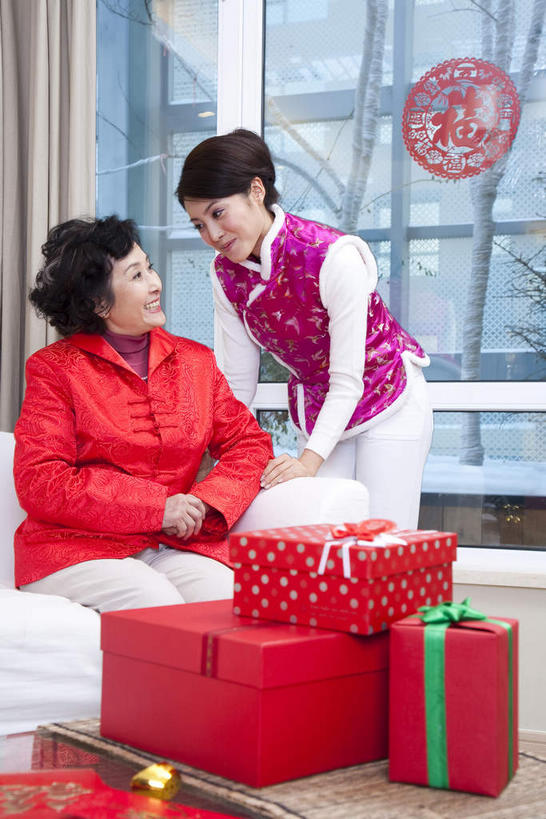 东方人,两个人,家庭,母亲,女儿,客厅,站,坐,笑,微笑,露齿笑,竖图,室内,白天,正面,民族服装,窗户,窗帘,沙发,礼盒,礼物,春节,亚洲,节日,庆祝,艺术,装饰,丝绸,丝带,纸盒,纸艺,手工艺品,墙,缎带,注视,黄种人,文化,玻璃窗,相视,墙壁,墙面,绸带,盒子,一个,红色,紫色,帘子,包装盒,纸制品,礼品盒,工艺品,剪纸,观察,看,站着,庆典,温暖,温馨,母女,一家人,面对面,遮阳,母爱,礼品,单个,观看,纪念,对视,华丽,修饰,点缀,和睦,察看,起居室,高雅,互视,关注,相对,布艺沙发,窗花,相看,自信心,品位,衬托,美观,雅致,雅观,剪画,刻纸,客堂,老年女性,年轻女性,女人,女性,亚洲人,站立,坐着,半身,彩图,传统服装,民俗服,唐装,融洽