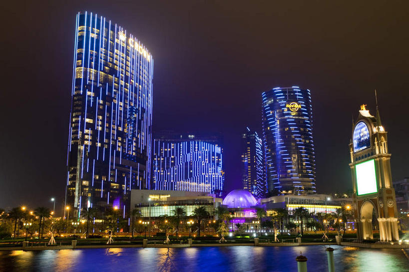 无人,高楼大厦,横图,室外,夜晚,正面,度假,显示器,河流,美景,水,植物,城市风光,标志建筑,城市,大厦,地标,建筑,摩天大楼,夜景,澳门,中国,亚洲,阴影,光线,屏幕,影子,河水,景观,水流,建筑群,灯光,娱乐,显示屏,建设,树,树木,绿色,天空,自然,天,享受,休闲,景色,放松,生长,成长,输出设备,东亚,港澳台,中华人民共和国,澳门特别行政区,澳,澳门半岛,彩图,大楼,高层建筑,高楼,摩天楼,氹仔岛,凼仔岛,氹仔,凼仔,路环,路环岛,HardRock酒店,澳门HardRock酒店,澳门滚石酒店,澳门硬石酒店,路氹城,路氹金光大道,路氹连贯公路