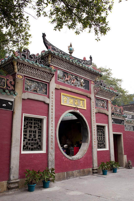东方人,两个人,寺庙,站,竖图,室外,白天,正面,旅游,度假,名胜古迹,标志建筑,地标,建筑,雕塑,澳门,中国,亚洲,行人,游客,游人,服装,节日,遗迹,艺术,装饰,标志,雕刻,牌匾,瓦片,文字,字符,瓦,休闲装,黄种人,古迹,文化,文物,娱乐,标识,建设,古建筑,路人,旅客,衣服,天空,工艺品,庙宇,天,祈祷,站着,享受,休闲,健康,休闲服,汉字,旅游胜地,放松,许愿,宗教,建造,服饰,佛教,信仰,纪念,祈求,美术,中文,主题,陈列,古文明,东亚,屋瓦,妈祖阁,妈阁庙,港澳台,中华人民共和国,功能,美学,国文,华文,澳门特别行政区,澳,释教,过客,平安,年轻女性,女人,女性,亚洲人,站立,半身,彩图,庙,寺