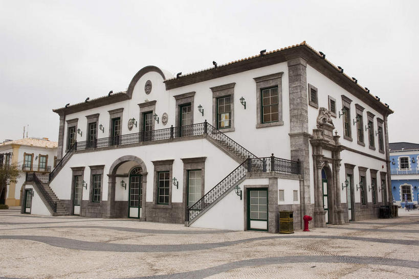 无人,栏杆,横图,室外,白天,正面,旅游,度假,窗户,楼梯,标志建筑,道路,地标,建筑,路,公路,澳门,中国,亚洲,一排,许多,整齐,并列,并排,扶手,百叶窗,阶梯,墙,乌云,云,阴天,云朵,交通,很多,云彩,娱乐,建设,护栏,墙壁,墙面,台阶,排列,白色,天空,天,享受,休闲,旅游胜地,放松,昏暗,阴沉,队列,平行,东亚,渔人码头,港澳台,中华人民共和国,澳门特别行政区,澳,马路,彩图,新口岸新填海区,新口岸,澳门渔人码头