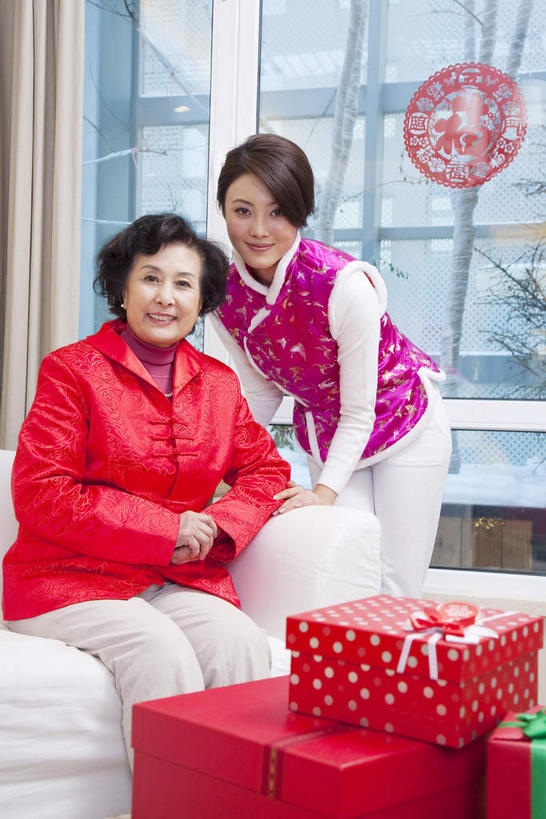 东方人,两个人,家庭,母亲,女儿,客厅,站,坐,笑,微笑,露齿笑,竖图,室内,白天,正面,民族服装,窗户,窗帘,沙发,礼盒,礼物,春节,亚洲,节日,庆祝,艺术,装饰,丝绸,丝带,纸盒,纸艺,手工艺品,墙,缎带,注视,黄种人,文化,玻璃窗,墙壁,墙面,绸带,盒子,一个,红色,紫色,帘子,包装盒,纸制品,礼品盒,工艺品,剪纸,观察,看,站着,庆典,温暖,温馨,母女,一家人,遮阳,母爱,礼品,单个,观看,纪念,华丽,修饰,点缀,和睦,察看,起居室,高雅,关注,布艺沙发,窗花,自信心,品位,衬托,美观,雅致,雅观,剪画,刻纸,客堂,老年女性,年轻女性,女人,女性,亚洲人,站立,坐着,半身,彩图,传统服装,民俗服,唐装,融洽